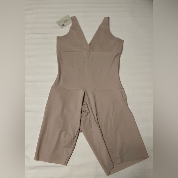 Leonisa Seamless Beige Shapewear Bodysuit - Picture 2 of 6